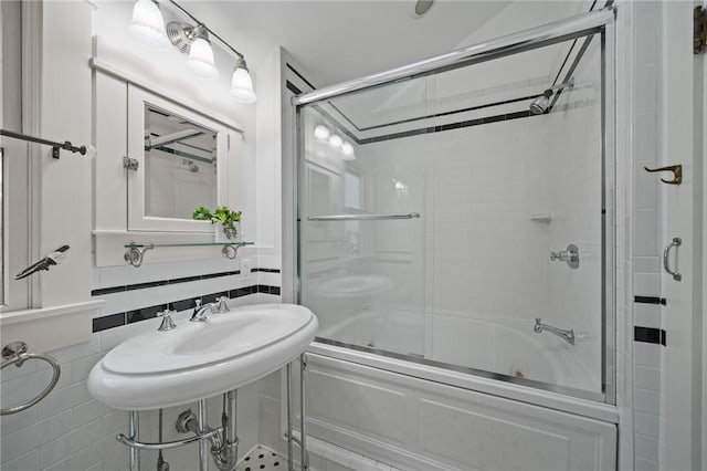 bathroom with enclosed tub / shower combo