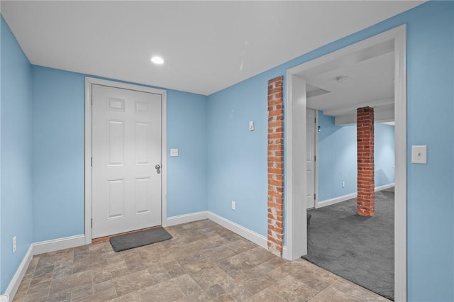 foyer entrance featuring baseboards