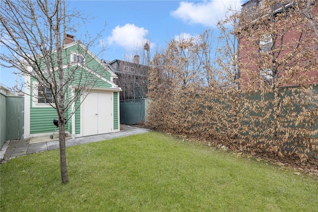 view of yard featuring an outdoor structure, a shed, and fence