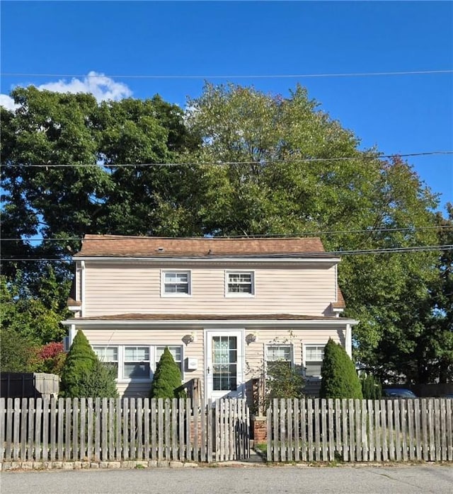 view of front of house featuring a fenced front yard