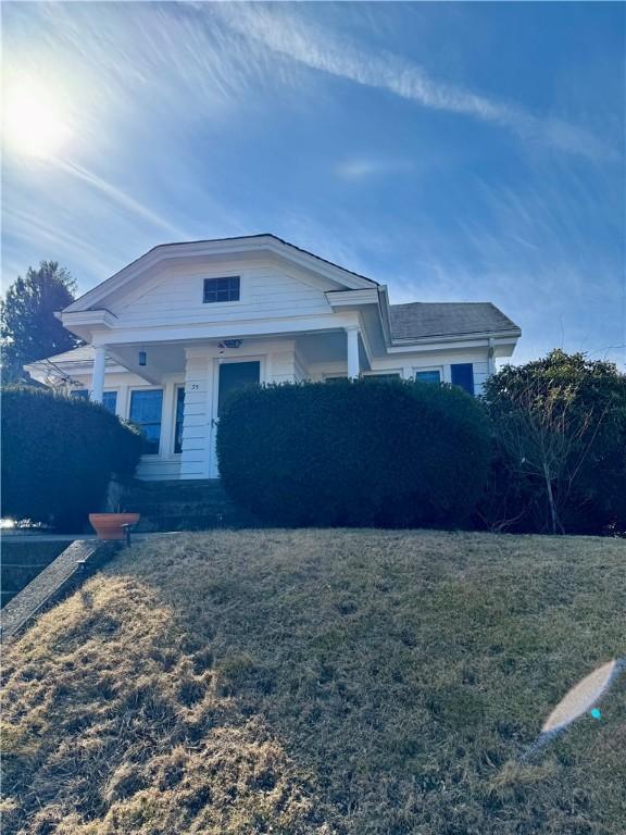 view of front facade with a front yard