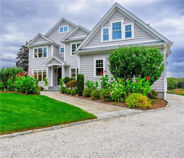 view of front of property featuring a front yard