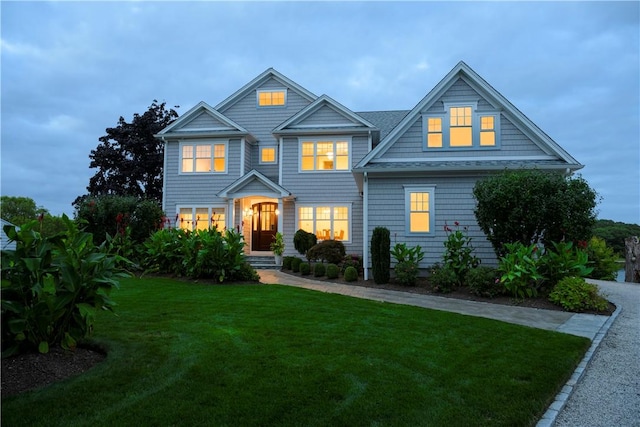 view of front of property featuring a front yard