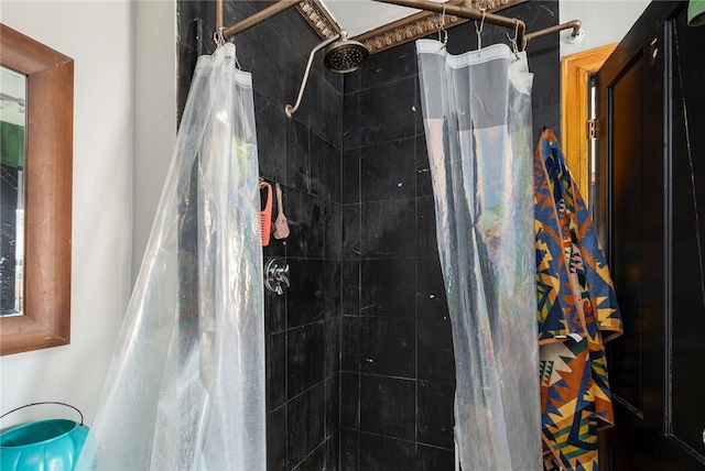 full bathroom featuring tiled shower