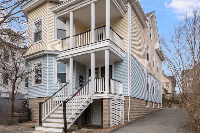 view of front of home featuring a balcony and covered porch