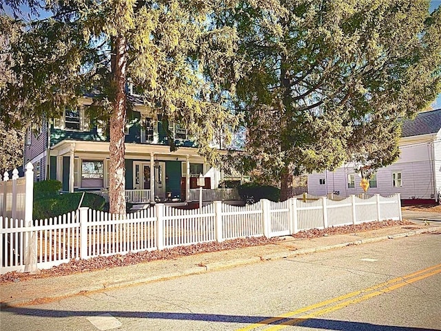 view of front facade featuring a fenced front yard