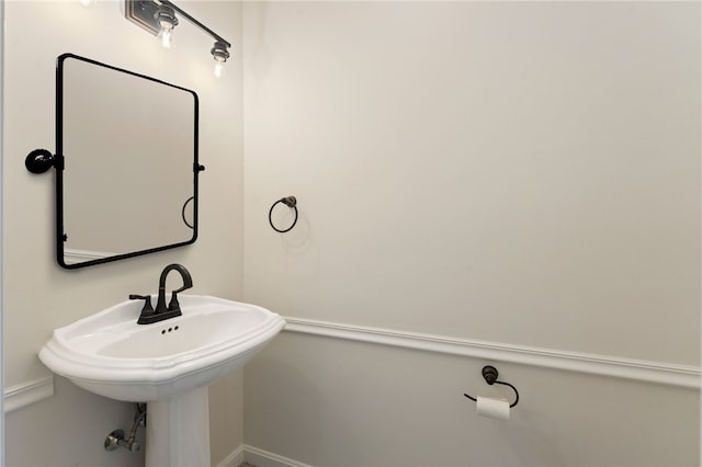 bathroom featuring a sink and baseboards