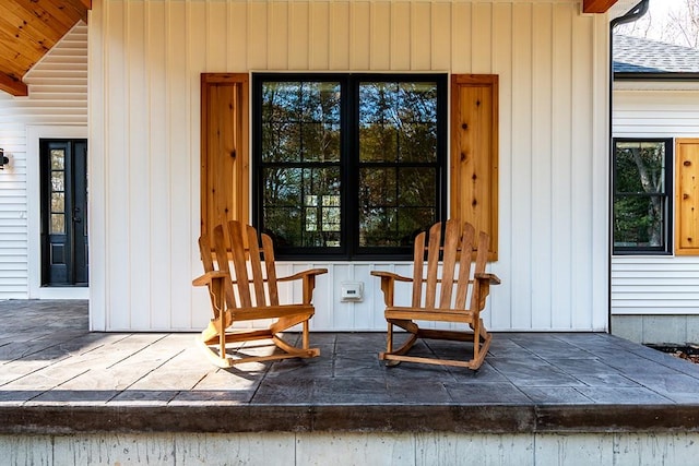 entrance to property with a shingled roof