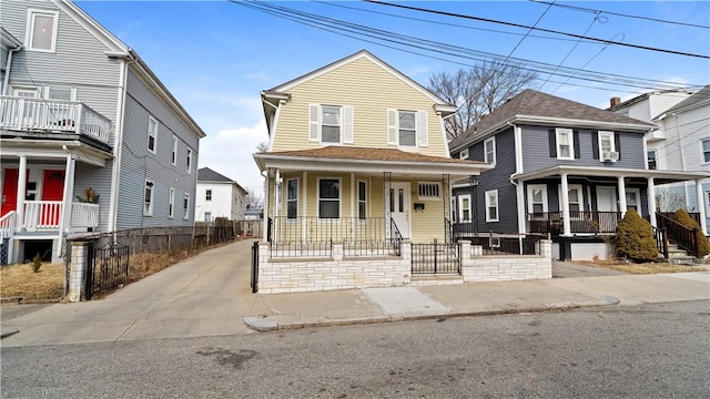 view of front facade with covered porch and fence