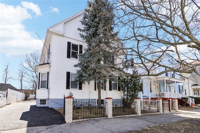 view of front of property with a fenced front yard