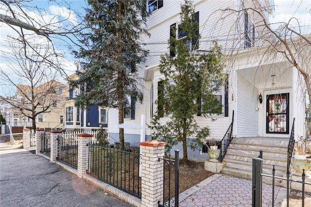 view of front facade featuring a fenced front yard