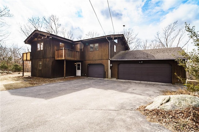 chalet / cabin featuring driveway