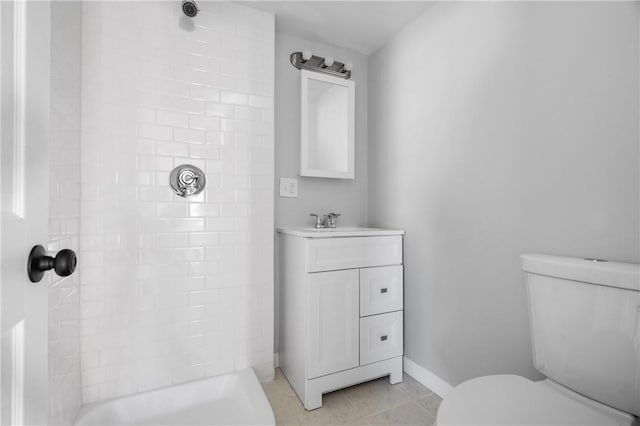 full bath featuring tile patterned flooring, baseboards, tiled shower, and toilet