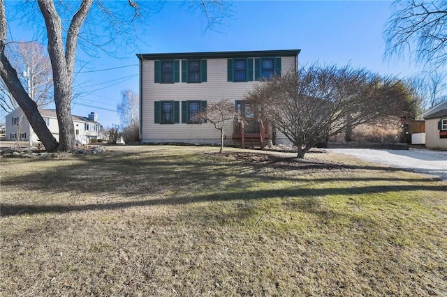 traditional home featuring a front lawn