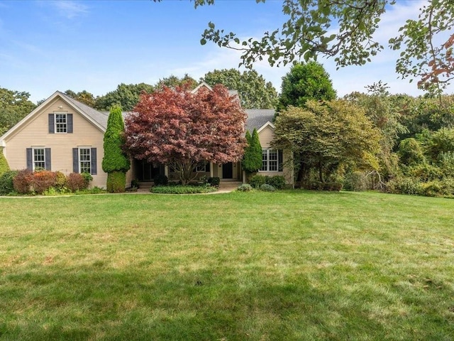 view of front of property featuring a front yard