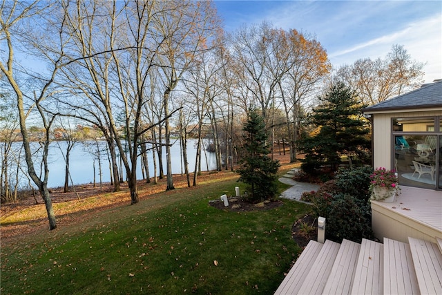 view of yard featuring a water view