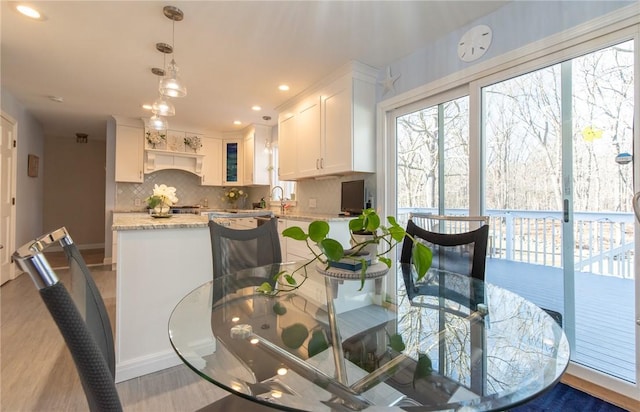 dining space featuring recessed lighting, light wood-style floors, and baseboards