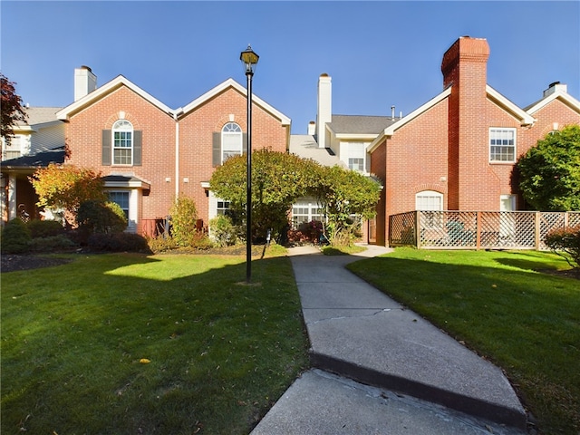 view of property's community featuring a yard