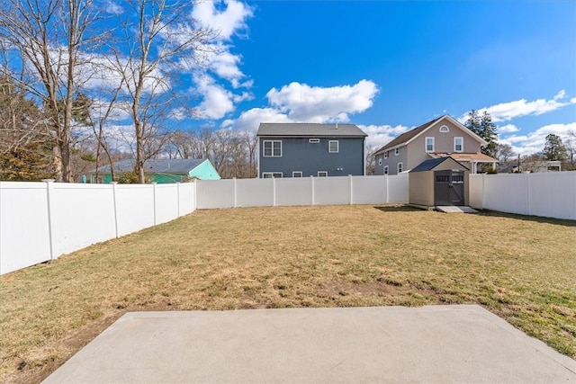 view of yard featuring an outdoor structure, a storage unit, and a fenced backyard