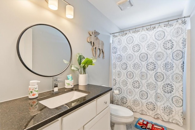 full bath featuring vanity, curtained shower, and toilet