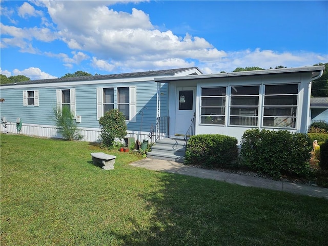 manufactured / mobile home with a front yard