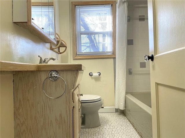 full bathroom featuring baseboards, a sink, tile patterned floors, toilet, and shower / tub combo with curtain