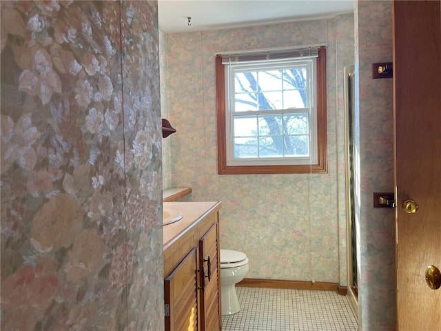 full bath with toilet, a shower stall, and wallpapered walls