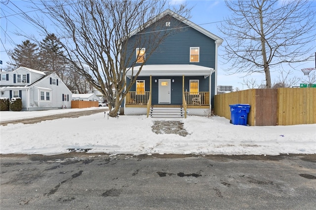 view of front of house with covered porch and fence