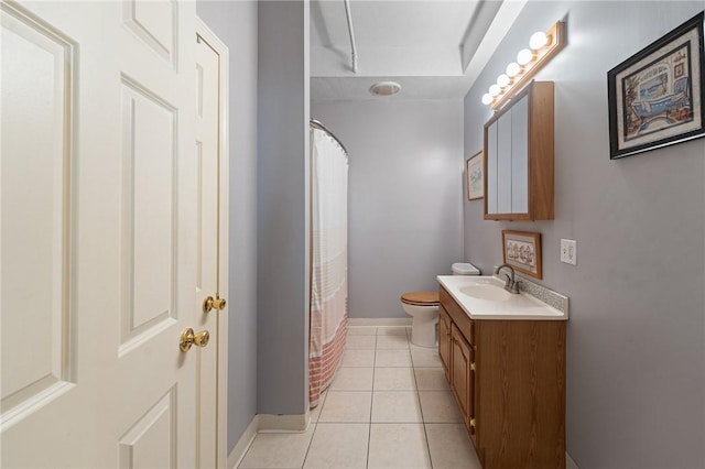 full bathroom featuring toilet, curtained shower, tile patterned flooring, baseboards, and vanity