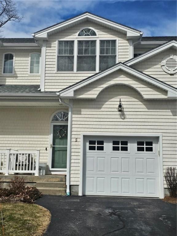 view of front facade with driveway