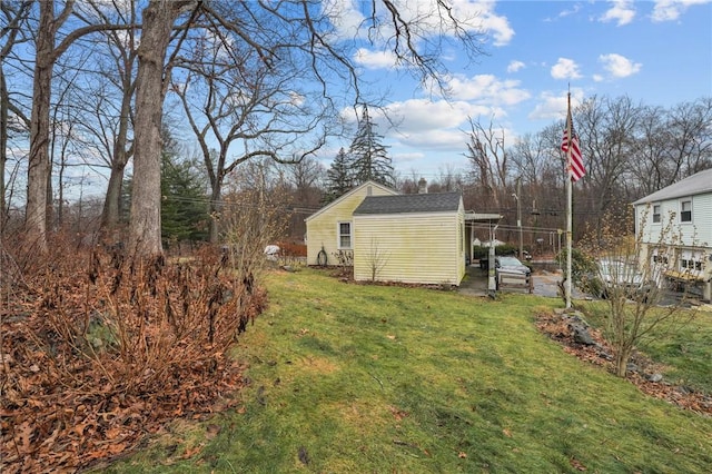 view of yard featuring an outbuilding