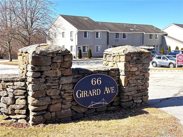 community / neighborhood sign with a residential view