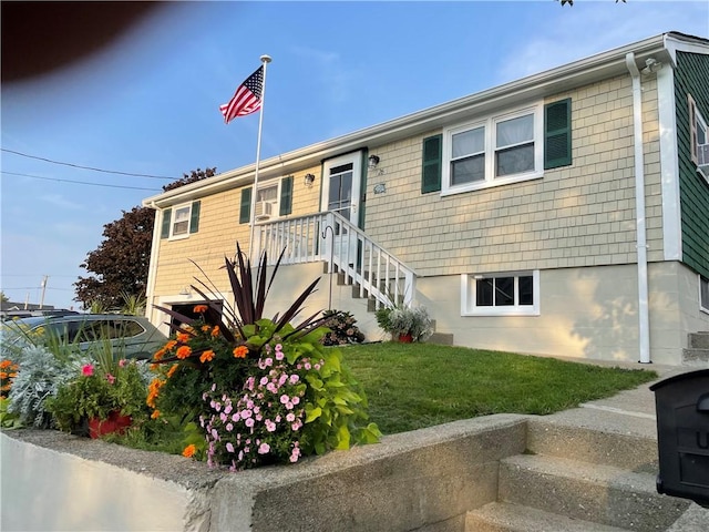 single story home featuring a front lawn