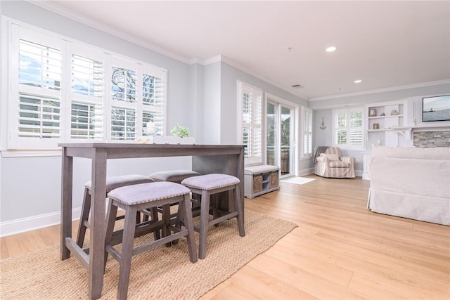 dining space featuring recessed lighting, baseboards, light wood-style floors, and ornamental molding