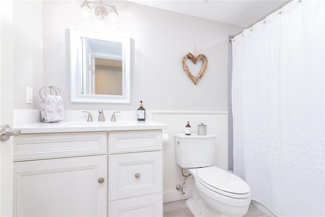 full bath with toilet, vanity, and a shower with curtain