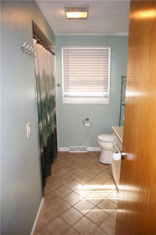 full bath featuring tile patterned floors, visible vents, toilet, curtained shower, and baseboards