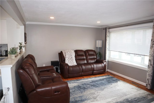 living room featuring visible vents, wood finished floors, recessed lighting, crown molding, and baseboards