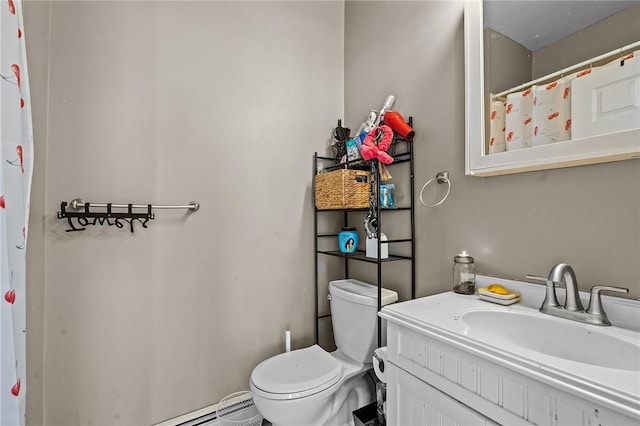 full bathroom featuring a shower with shower curtain, toilet, and vanity