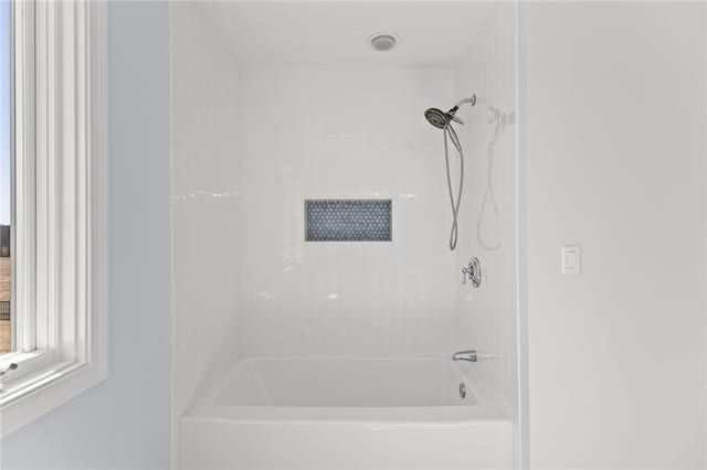 bathroom with bathtub / shower combination