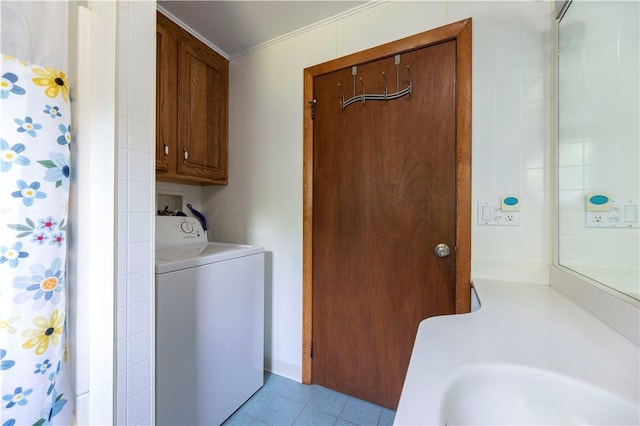 clothes washing area with a sink, washer / clothes dryer, ornamental molding, and laundry area