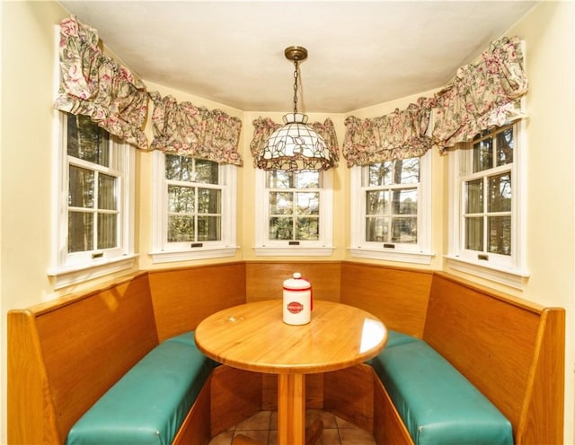 dining space with breakfast area