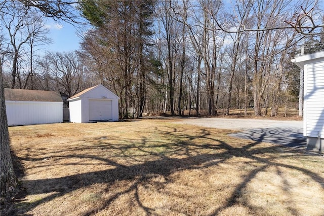 view of yard with a garage and an outdoor structure