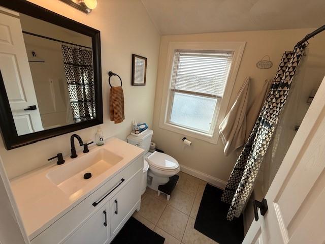 full bath with tile patterned flooring, curtained shower, baseboards, toilet, and vanity