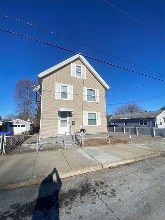 view of front of property featuring a fenced front yard