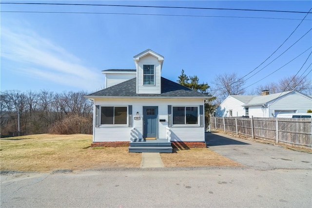 view of front facade with a front yard and fence