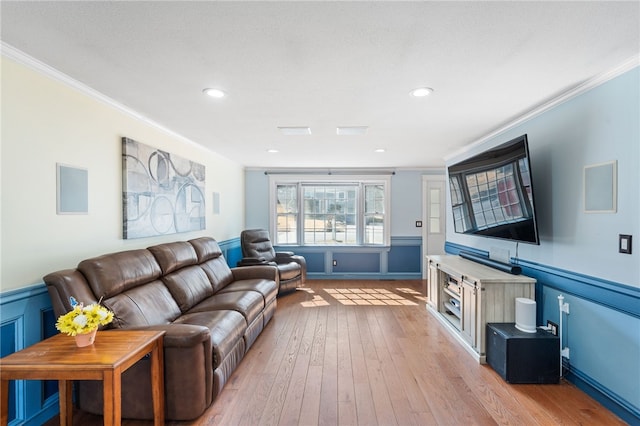 living area featuring recessed lighting, wainscoting, light wood-style flooring, and crown molding