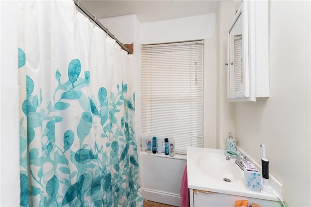 bathroom featuring a shower with shower curtain and vanity