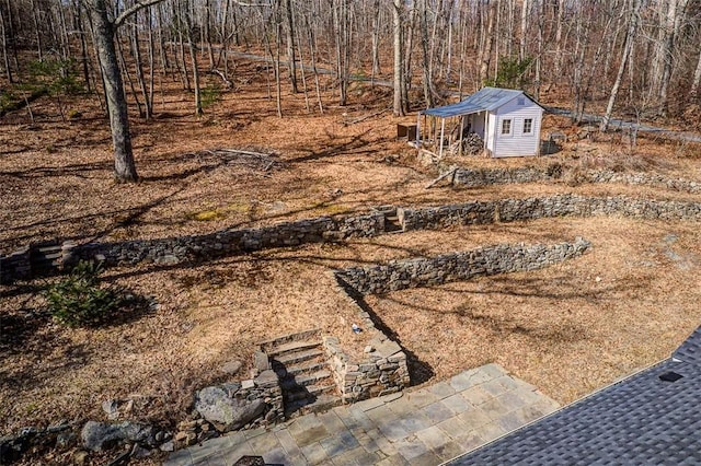 view of yard featuring an outbuilding