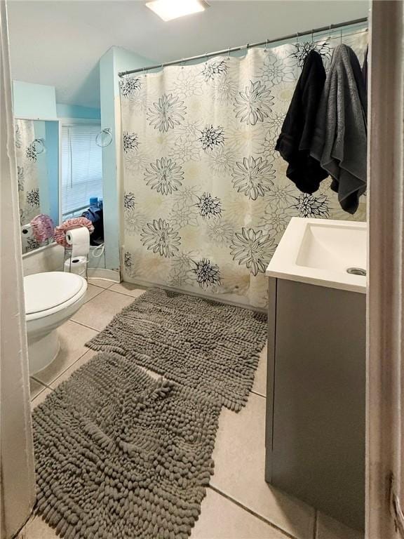 full bathroom featuring tile patterned floors, toilet, vanity, and a shower with shower curtain