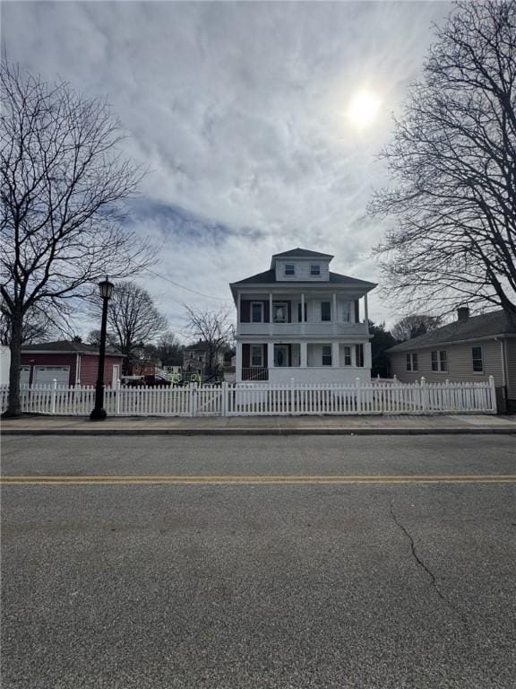 view of front of house featuring a fenced front yard